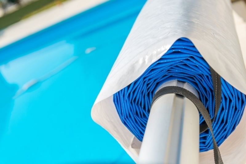 Les avantages des bâches solaires de piscine