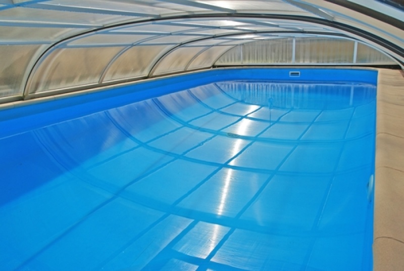 Installer un abri de piscine en PVC