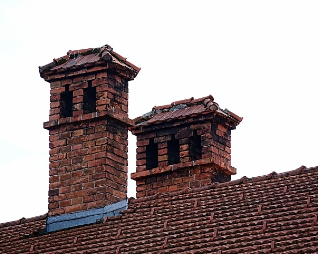 Zoom sur la cheminée en brique