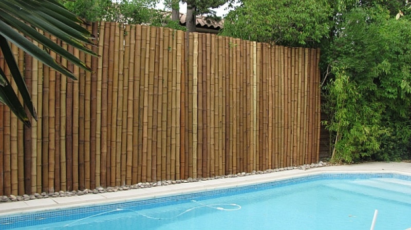 Installer une barrière de jardin en bambou