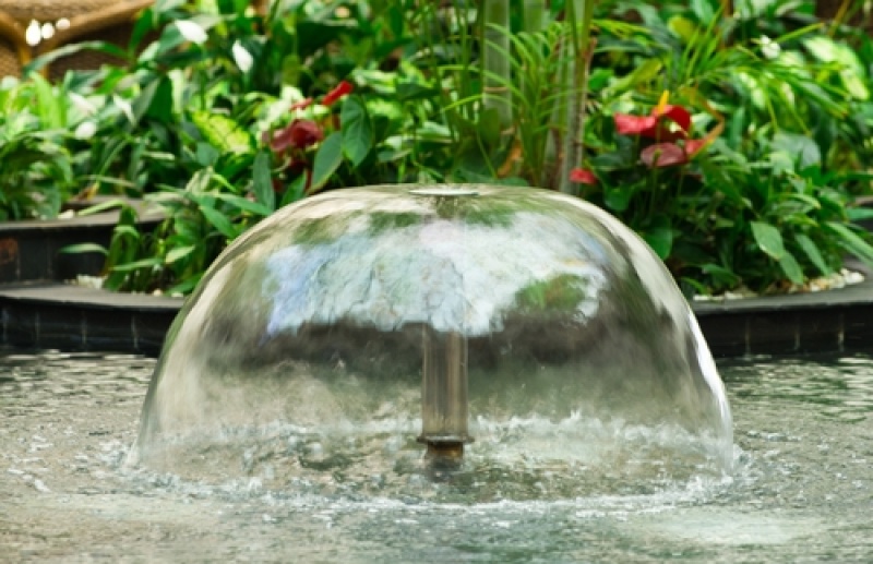 Une fontaine de jardin design - quelques idées en photos