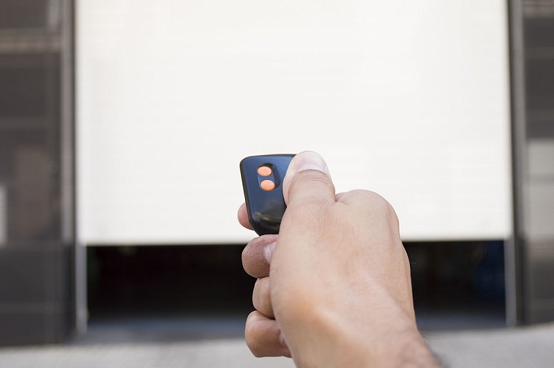 Motoriser une porte de garage : infos et tarifs
