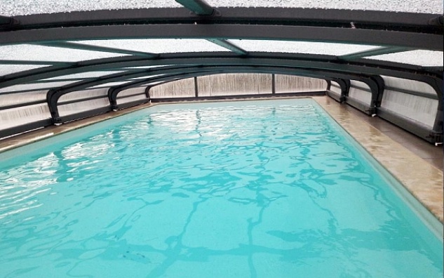 Installer un abri de piscine relevable