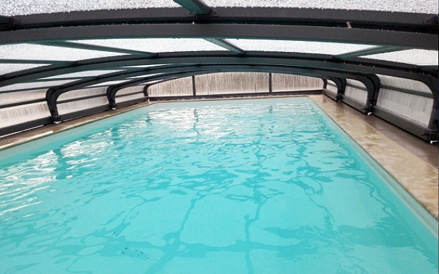 Les avantages d'un abri de piscine coulissant