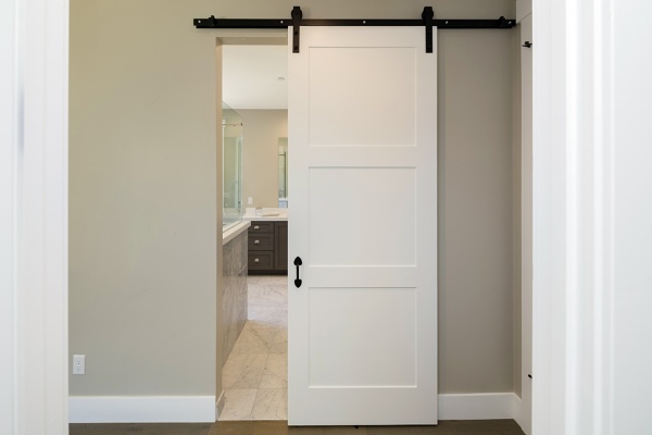 Дверь пенал в ванную: особенности конструкции, основные плюсы