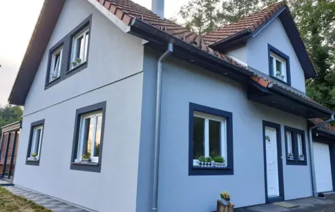 Ravalement-des-façades-de-cette-maison-avec-lapplication-dune-peinture-siloxane