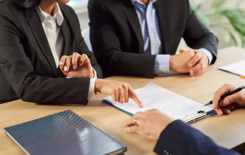 deux-clients-avec-un-courtier