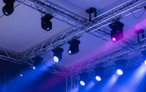 gemini-2.5-flash-image_close_up_encore_plus_rapprochée_sur_les_structures_aluminims_de_la_scène_avec_-2