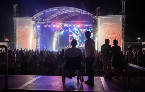 gemini-2.5-flash-image_garde_tout_tel_quel_ne_change_rien._le_pmr_est_accopagné_par_une_autre_personne-3