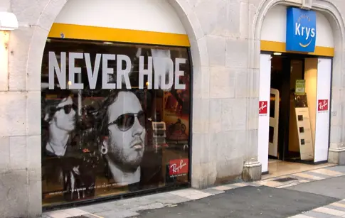 adhésif-microperforé-sur-vitrine-opticien_880x500-pxl