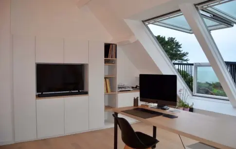 Agencement sous pente bureau TV hifi sur mesure QUADRO PERROS GUIREC