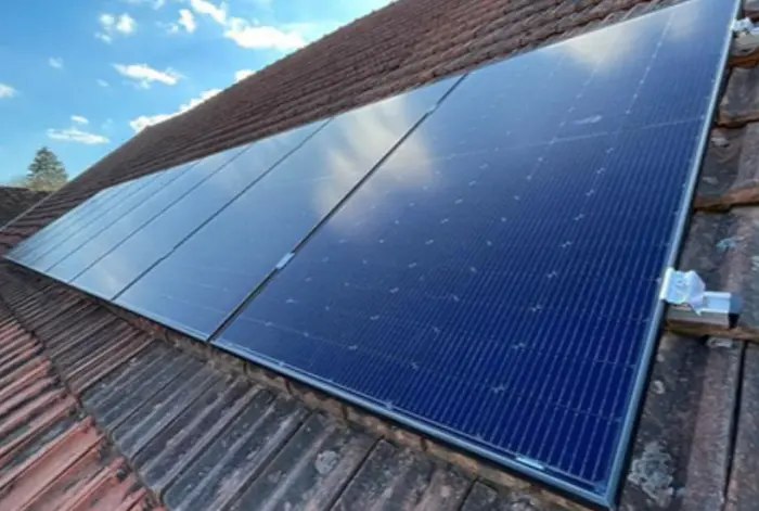 Pose de panneaux solaires autour de Dole