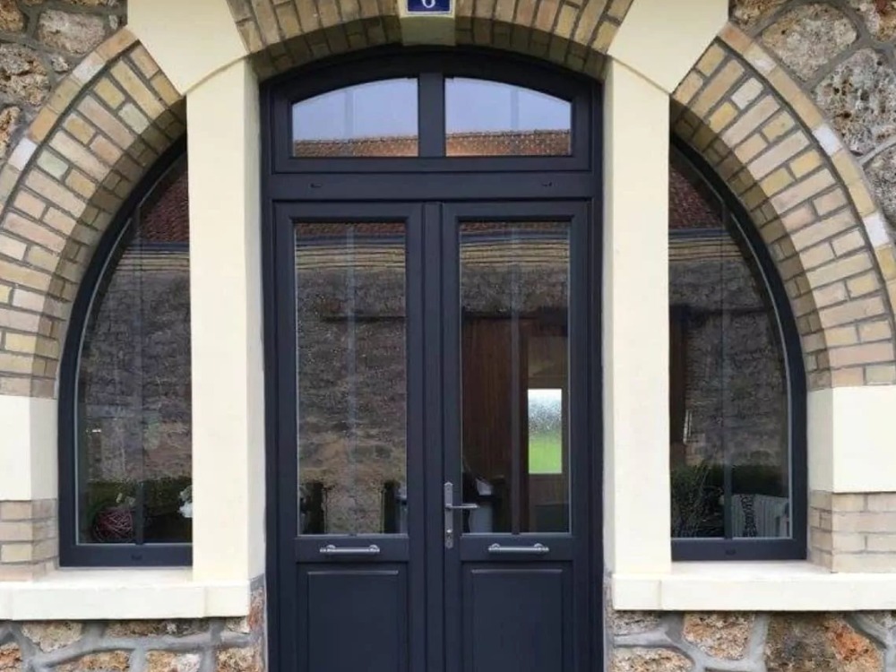 Menuiseries extérieures en PVC, bois et alu en France