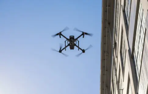 gemini-2.5-flash-image_vue_plus_en_hauteur_vue_d_eface_du_drone_ciel_bleu_et_enseolleillé-0