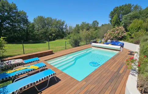 gemini-2.5-flash-image_photo_editorial.vue_de_la_terrasse_en_bois_et_de_la_piscine_._._couleurs_contras-2